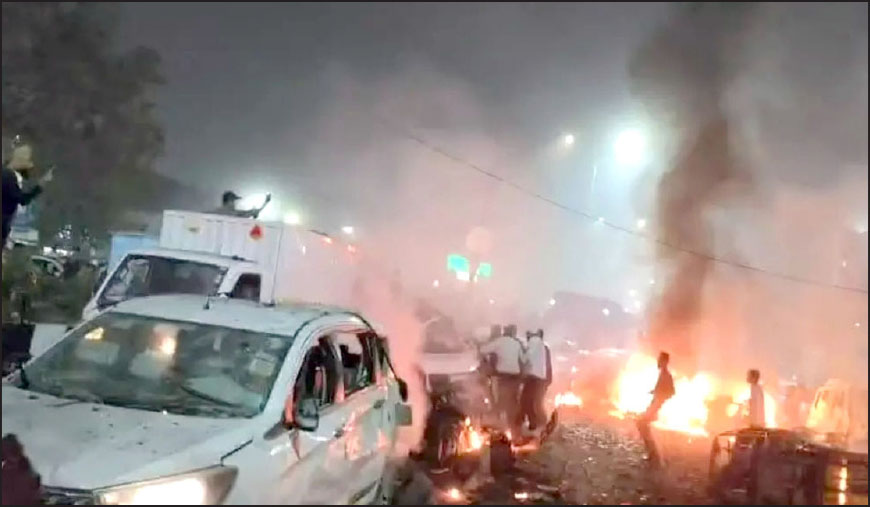 தில்லியில் பயங்கர சம்பவம் கார் குண்டு வெடித்து  10 பேர் உடல் சிதறி பலி 20 க்கும் மேற்பட்டோர் படுகாயம்