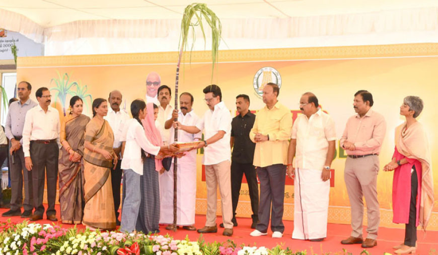 ரூ. 3000 ரொக்கத்துடன் பொங்கல் பரிசு: விநியோகத்தை முதல்வர் துவக்கி வைத்தார்